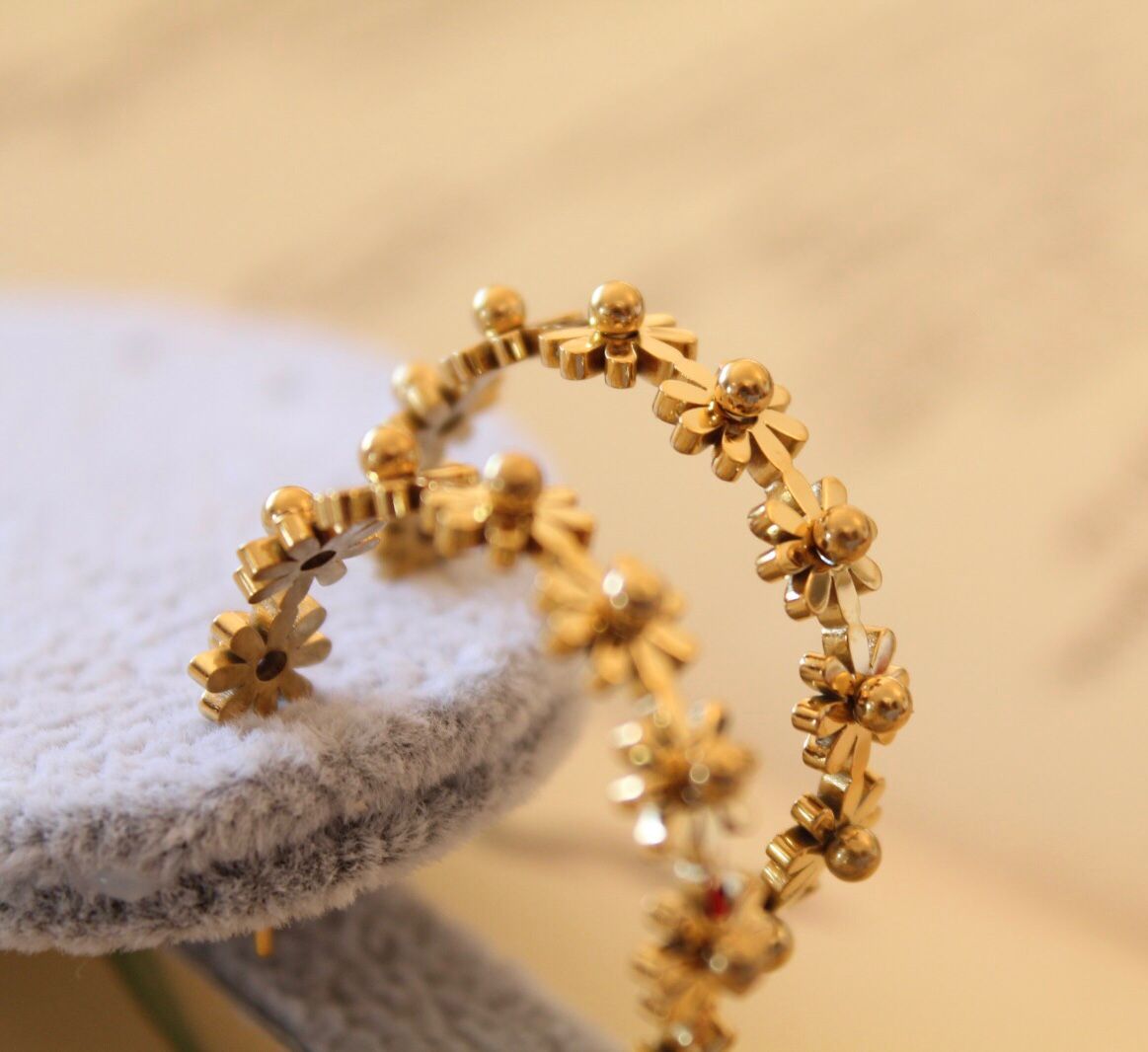 18k Gold Daisy Flower Hoop Earrings